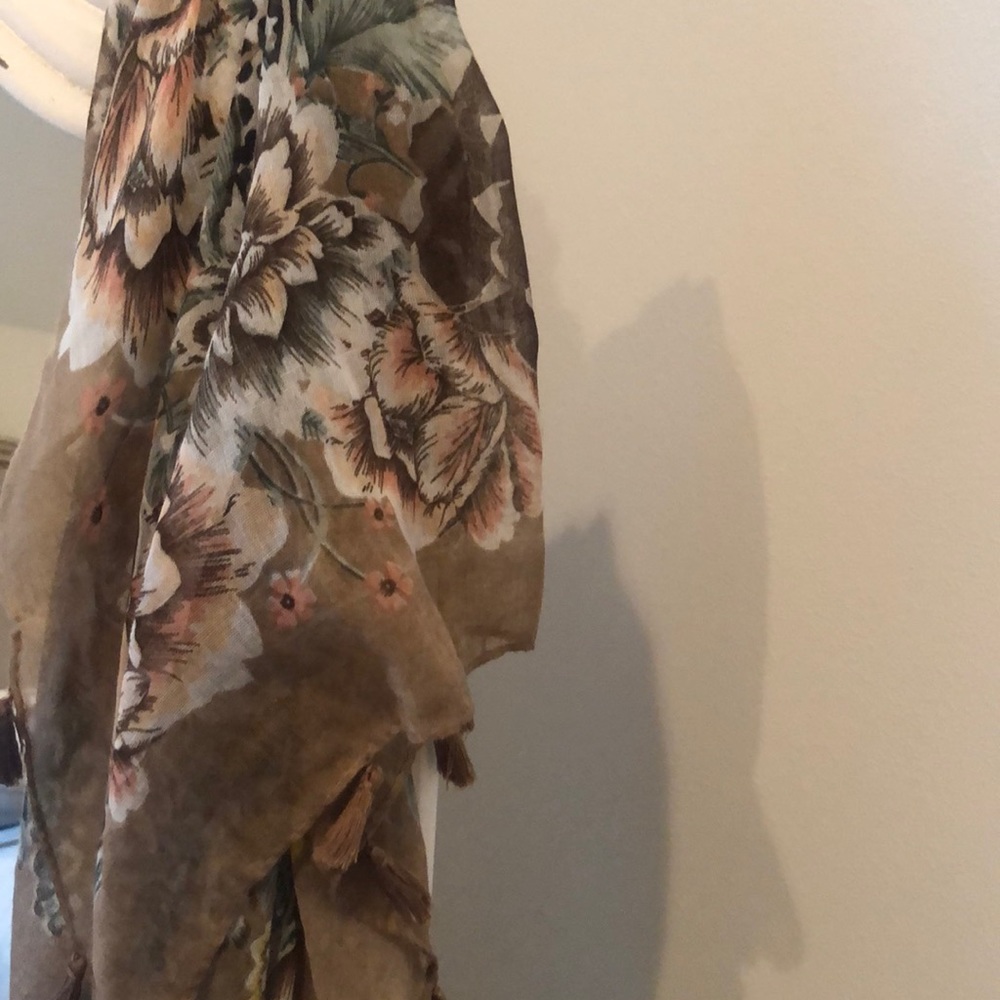 Fashionable scarf with flower design !